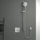 Brausethermostat in Chrom-Optik, montiert an einer Wand. Eine Handbrause mit Halterung ist ebenfalls sichtbar. Hersteller Ideal Standard.